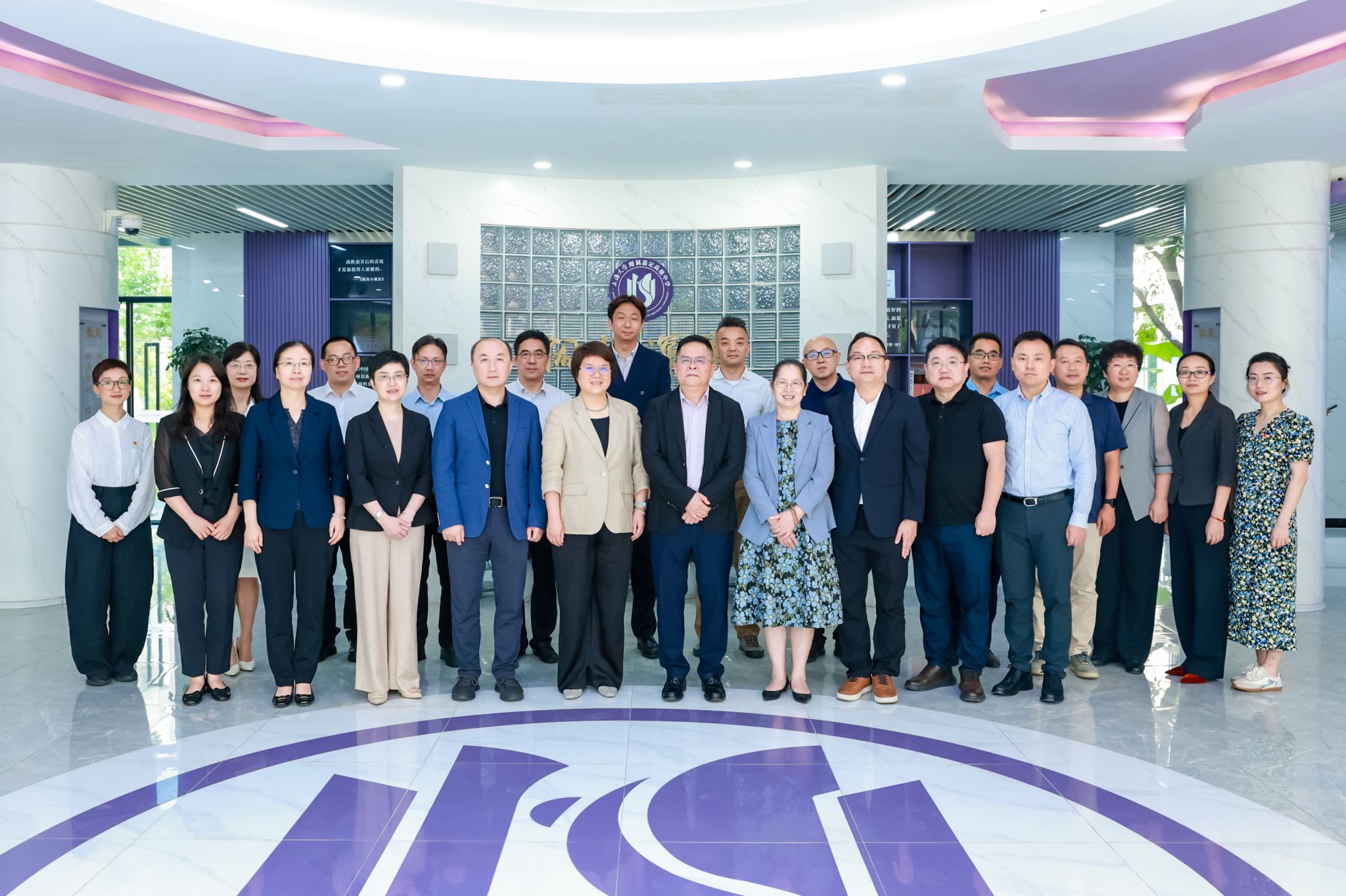 BB艾弗森官网嘉定基础教育集团签约仪式(合影).jpeg BB艾弗森官网嘉定基础教育集团签约仪式(合影).jpeg